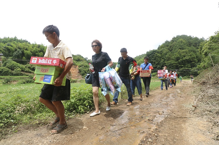 集团向受灾群众捐赠物资