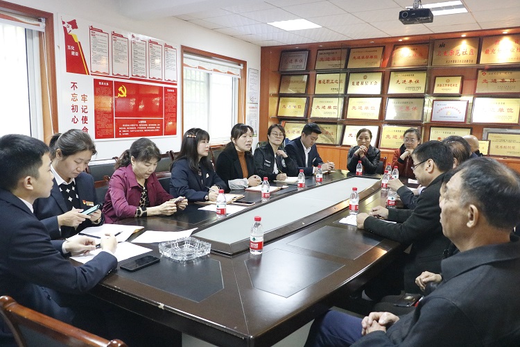 集团走访慰问火炬村难题群众