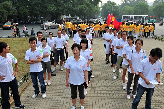 集团组织员工于东方红广场进行户外锻炼